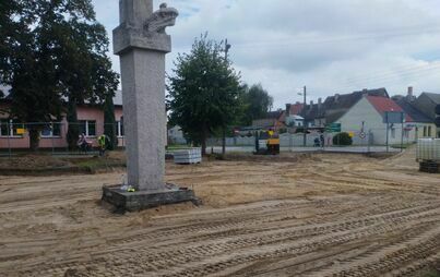 Zdjęcie do Trwa rewitalizacja placu pierwszych osadnik&oacute;w w Dobrej