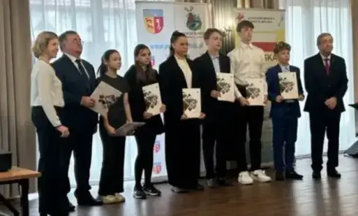 Zdjęcie prezentuje zawodników w sali Starostwa Powiatowego w Łobzie