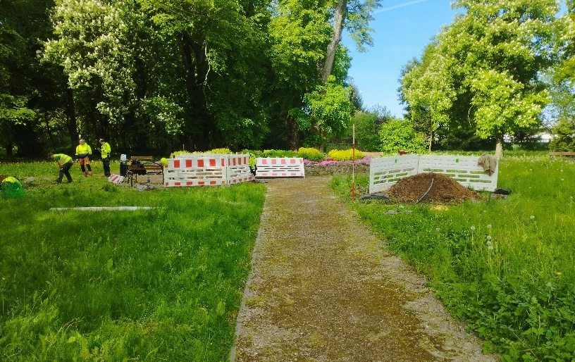 Zdjęcie prezentujące park imienia Jana Pawła II oraz pracowników 
